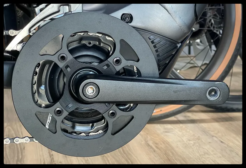 Giant Explore E+ 1 625 Electric Bike in Gunmetal Black-5